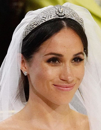 Битва платьев: в сети бурно обсуждают два свадебных наряда Меган Маркл