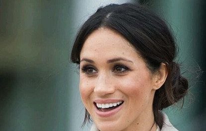 «Ну и шляпа!»: в сети раскритиковали первый выход Меган Маркл после свадьбы