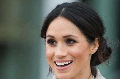 «Ну и шляпа!»: в сети раскритиковали первый выход Меган Маркл после свадьбы