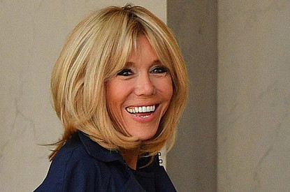 65-летняя Брижит Макрон показала, как стильно выглядеть в джинсах-скинни