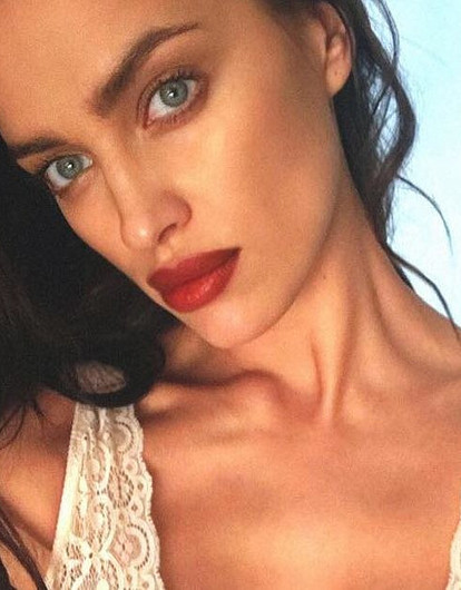 Ирина Шейк показала, как выглядеть женственно на прогулке с ребенком