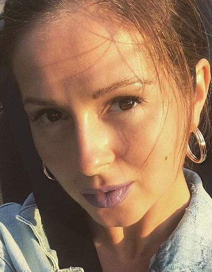 Беременная Нюша продемонстрировала смелое декольте