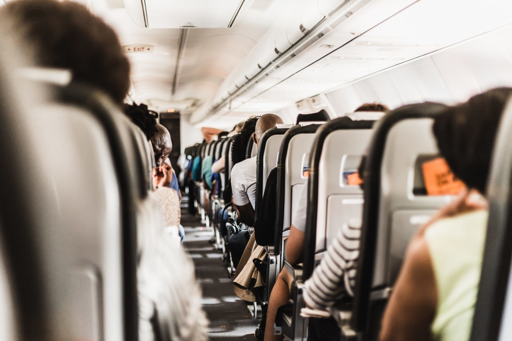 Как вести себя в самолете: 7 спорных ситуаций