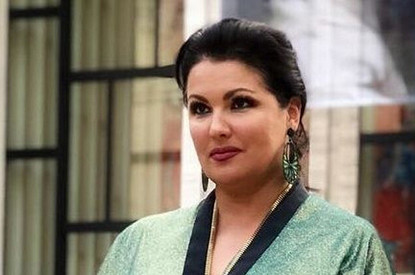 Анна Нетребко показала, как носить смелое мини женщинам после сорока