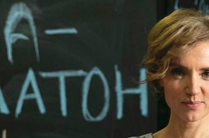 Ксения Алферова показала, как носить бикини с принтом, чтобы оно стройнило