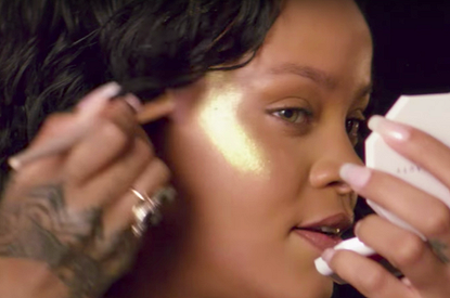 Стало известно, как звезды маскируют полноту при помощи косметики