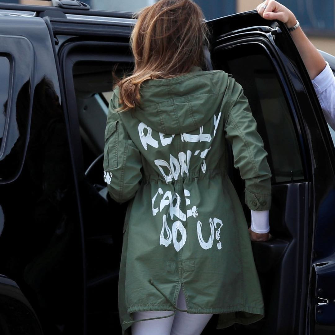 Меланья Трамп надела куртку с надписью «Мне плевать» на встречу с детьми