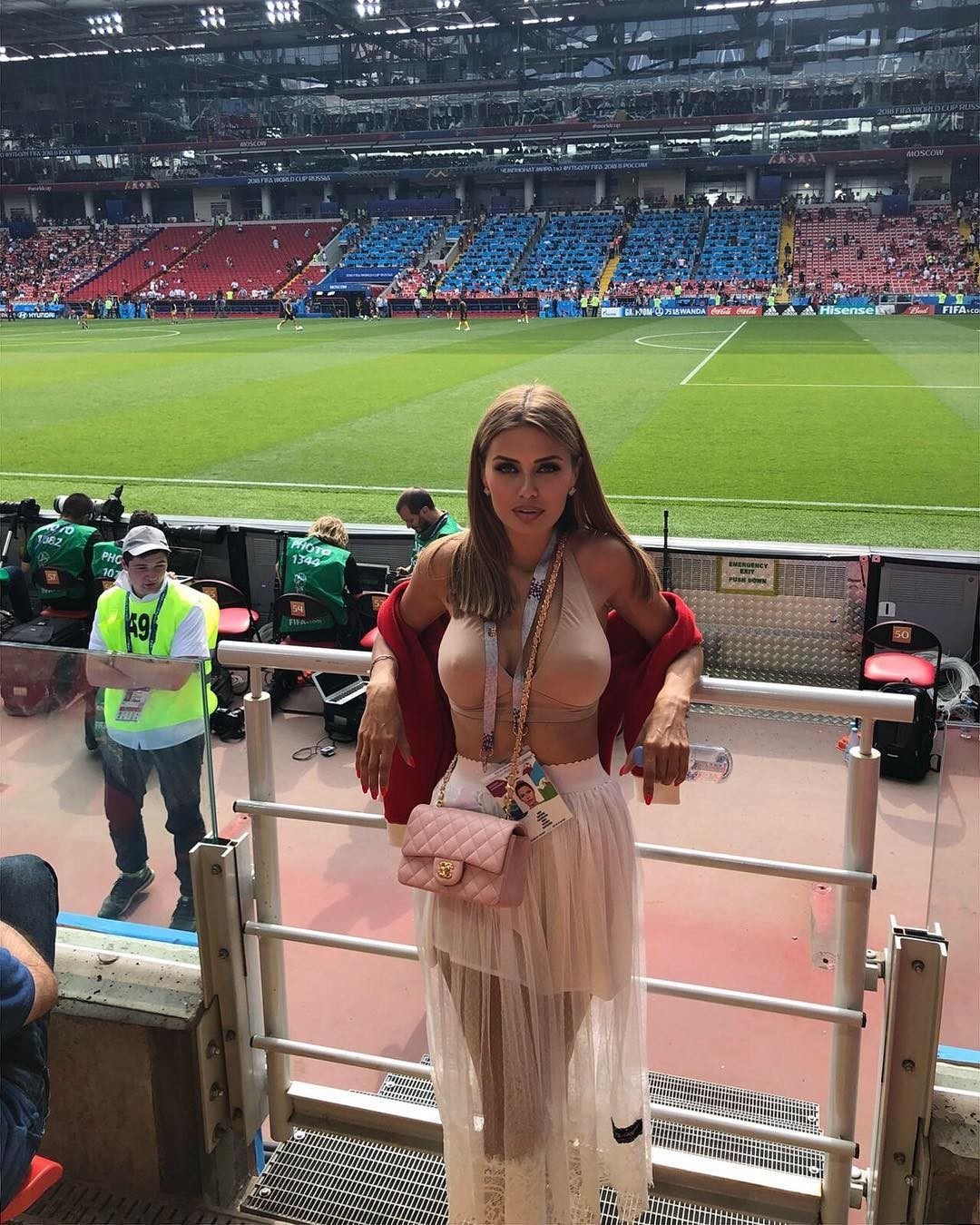 Виктория Боня разделась до белья и не дала посмотреть матч болельщикам ЧМ-2018