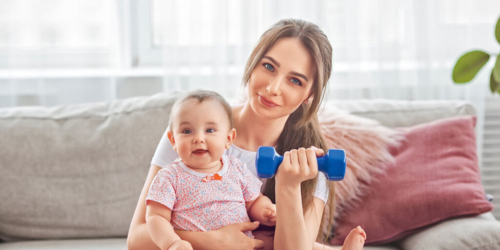 Фитнес с малышом: 4 супер-упражнения для мамы и младенца