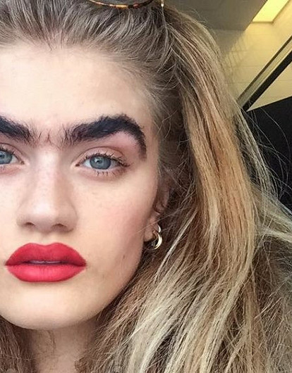 Девушка с очень густыми бровями покорила Instagram