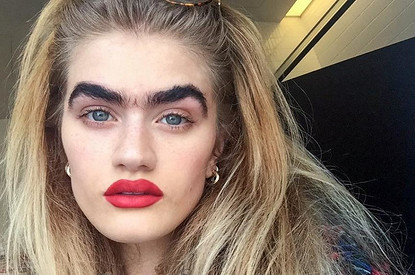 Девушка с очень густыми бровями покорила Instagram
