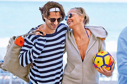 4 звездных красотки, у которых роман с молодыми