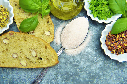Белая смерть: правила потребления соли и 14 продуктов с катастрофическим ее содержанием