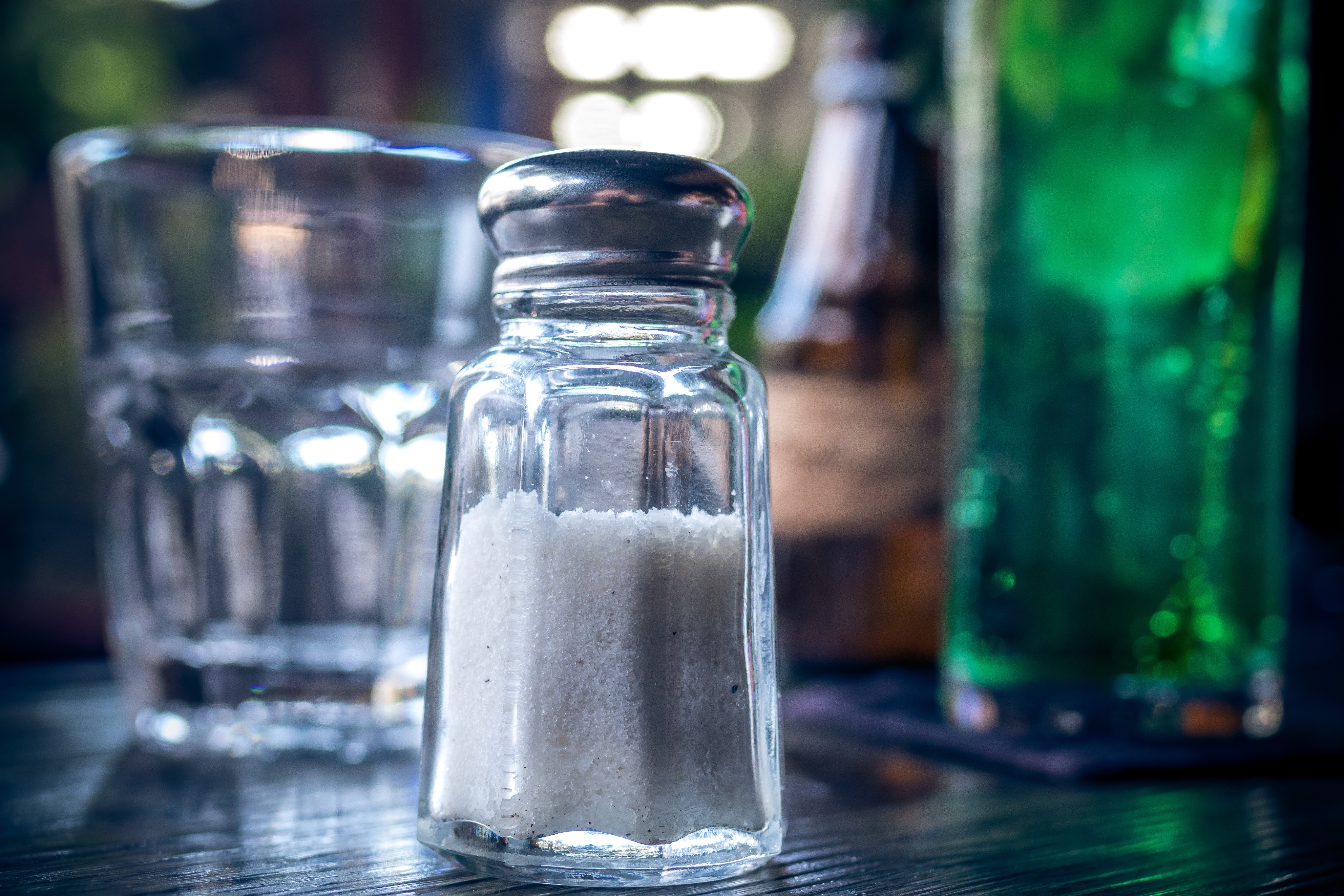 Белая смерть: правила потребления соли и 14 продуктов с катастрофическим ее содержанием