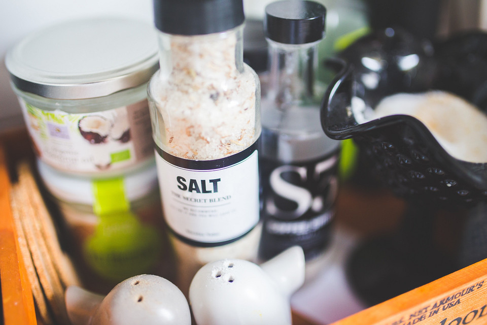 Белая смерть: правила потребления соли и 14 продуктов с катастрофическим ее содержанием