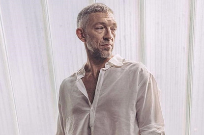 Юная жена творит чудеса: Венсан Кассель исполнил возлюбленной серенаду в одном лишь полотенце