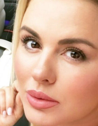 Анна Семенович показала фасон платья, в котором любая будет выглядеть хрупко