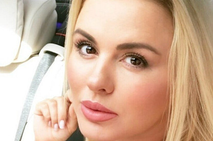 Анна Семенович показала фасон платья, в котором любая будет выглядеть хрупко