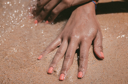 Если за лето так и не загорела: 3 способа быстро придать коже бронзовый оттенок