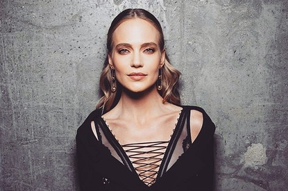 Как барби: Глюкоза восхитила поклонников кукольным образом