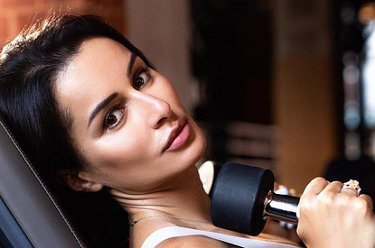 Тина Канделаки показала, как носить пиджак на голое тело и не выглядеть пошло