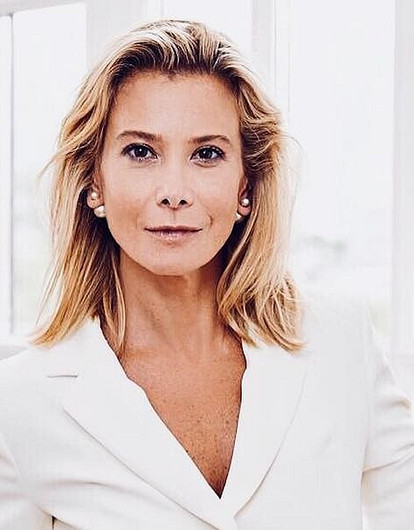 Юлия Высоцкая показала, как зрелой женщине стильно сочетать платье с кроссовками