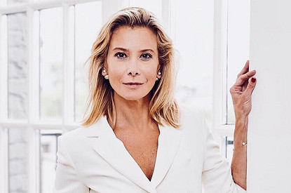 Юлия Высоцкая показала, как зрелой женщине стильно сочетать платье с кроссовками