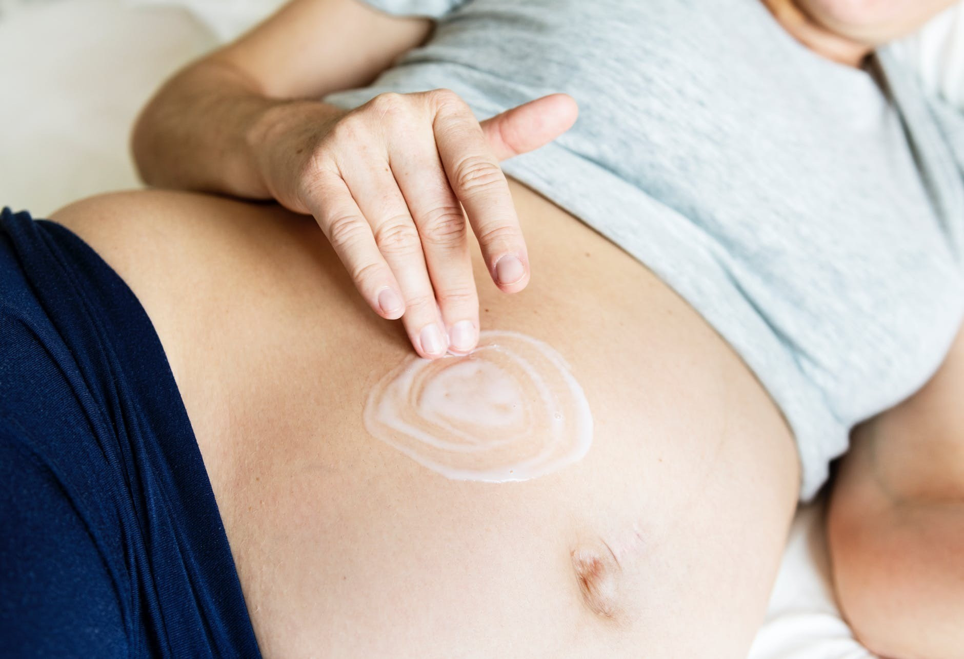Крем от растяжек для беременных: какой лучше?