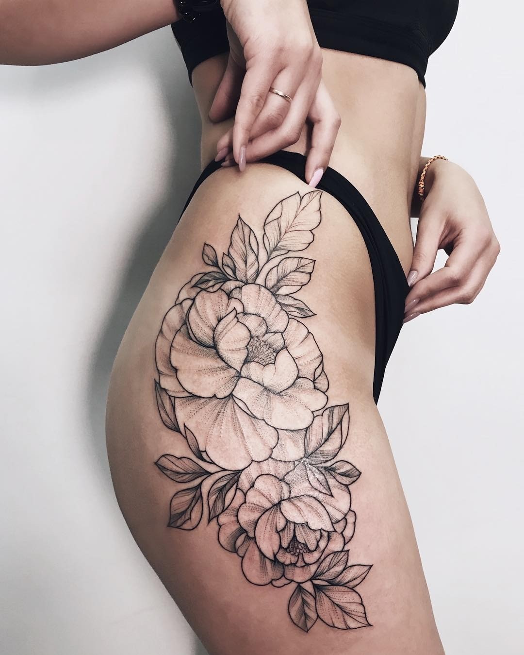 Вот такая фантазия на тему цветов - еще более женственный вариант для татуировки на бедре. Ее прелесть в том, что размер каждого цветка ты можешь изначально выбрать в соответствии с разме...