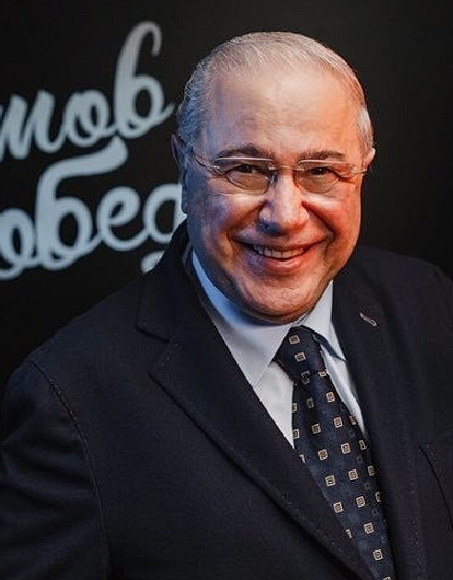 «Какой молодой!»: Евгений Петросян после расставания с женой кардинально сменил имидж