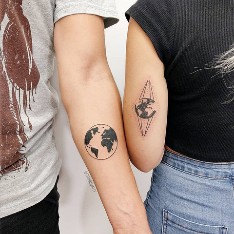 Парные татуировки с подругой - это всегда хорошая идея! Татуировка с планетой Земля обозначает домашний очаг и покой. Если не хотите «бить» одинаковые татуировки, пусть каждая из вас выбе...