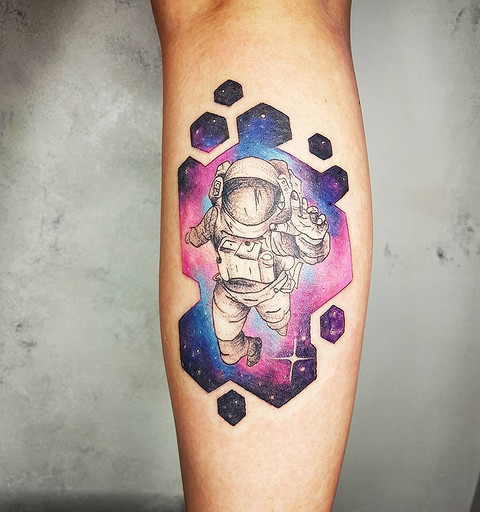 А хрупкую икру может украсить космонавт, парящий где-то на фоне растворяющейся галактики. Цветные татуировки на тему космоса делают обычно в акварельном стиле - именно благодаря такой тех...