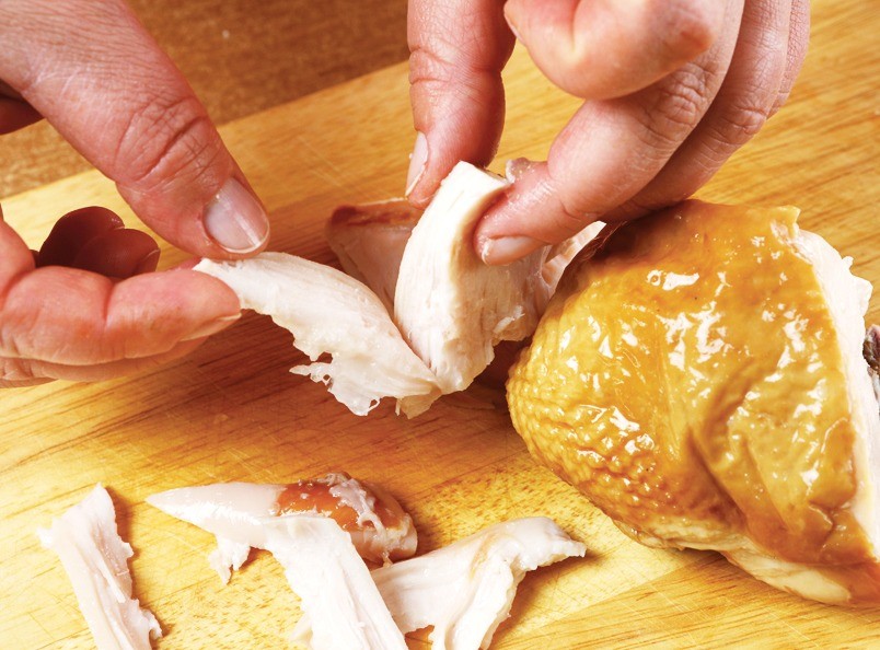 Копченую курицу разобрать руками на волокна.