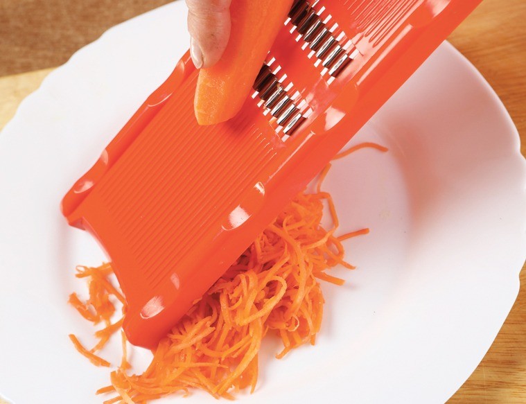 Морковь очистить и натереть на терке для корейской моркови.