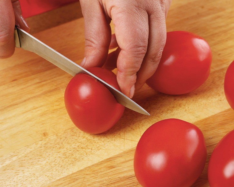 Помидоры вымыть и разрезать пополам. Чеснок очистить. Сладкий перец очистить и нарезать кусочками.