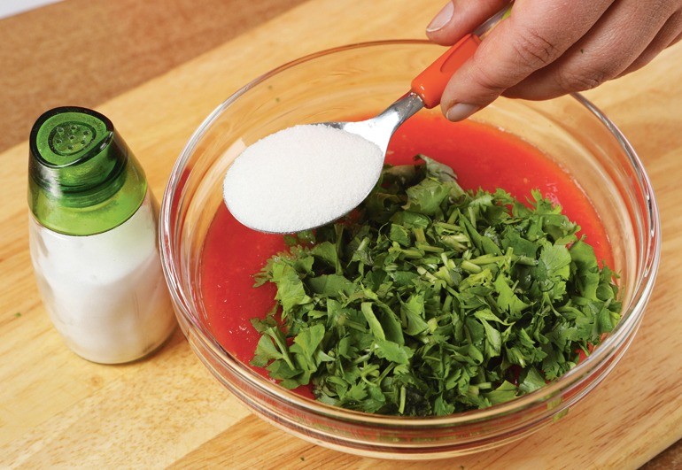 Кинзу, чеснок, перец, морковь, соединить, посолить, добавить специи и перемешать.