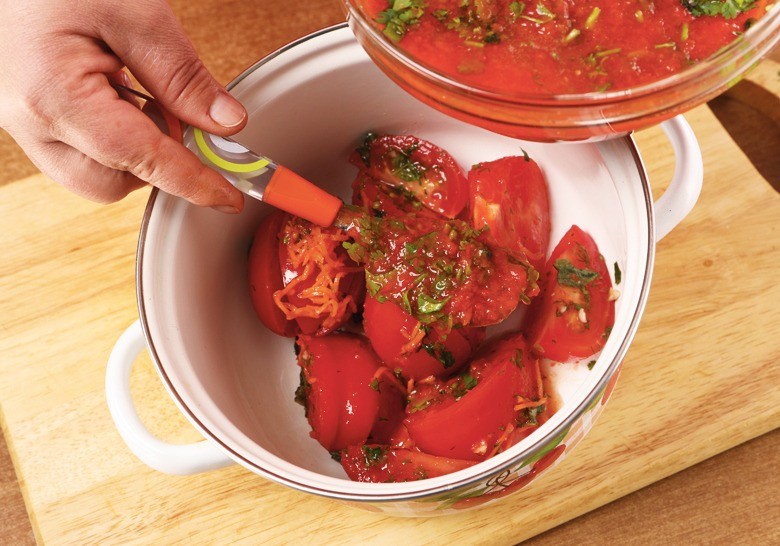 Получившимся соусом залить помидоры и хорошо перемешать. Убрать в холодильник на 8 ч. Помидоры готовы!