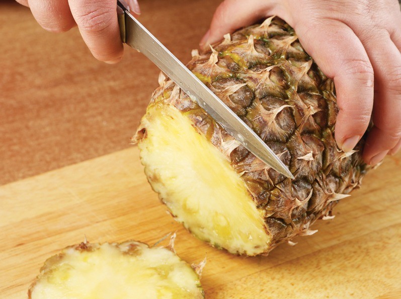 Ананас нарезать. Сладкий перец нарезать кубиками, чеснок очистить, выложить в чашу блендера. Добавить соль. специи, масло и уксус.