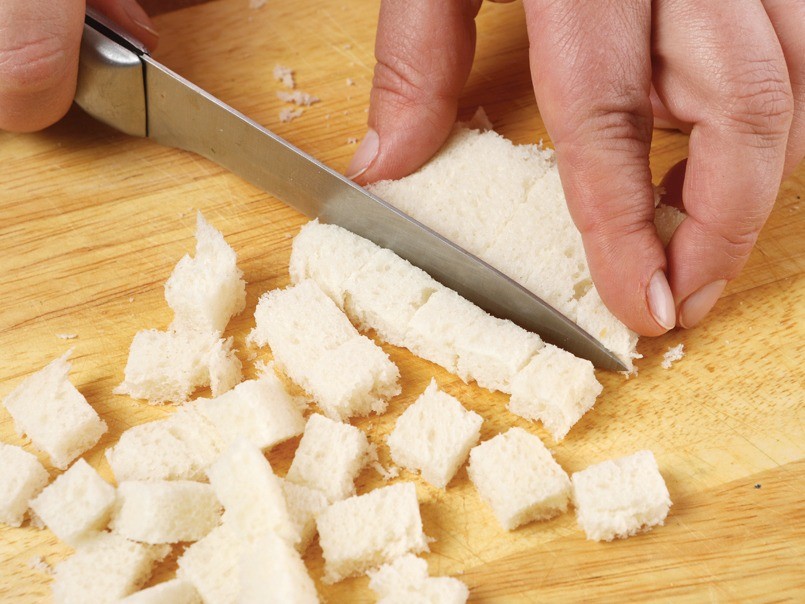 У белого хлеба отрезать корку. Мякоть нарезать кубиками, подсушить в духовке до золотистого цвета. Листья салатов вымыть и обсушить.