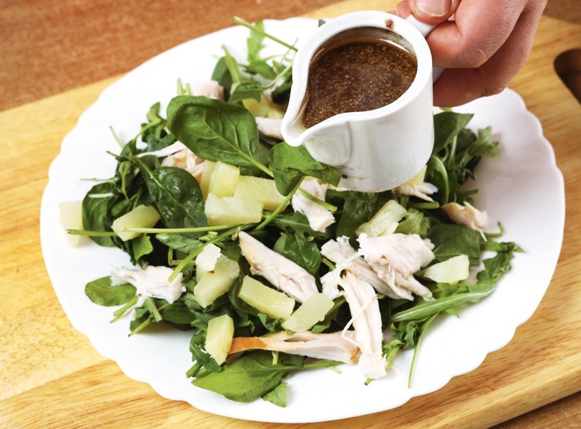 Все ингредиенты салата выложить на блюдо. Поить соусом. В последную очередь выложить сухарики. Украсить кольцами ананаса.