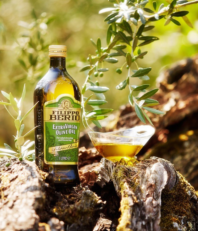 Заправка: 1 томат нужно бланшировать (очистить от кожи и семян), перемолоть в блендере, добавить оливковое масло (3 ст. л), бальзамический уксус (2 ст. л), соль и перец по вкусу. Заправки...