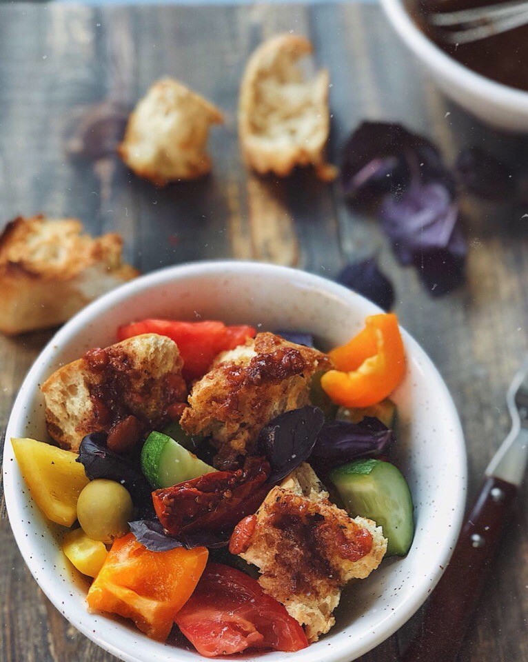 Все овощи порежьте очень крупно. Чиабатту разломите (не режьте), выложите на противень, на пергамент, сбрызните оливковым маслом и присыпьте итальянскими травами. Далее перемешайте и пост...