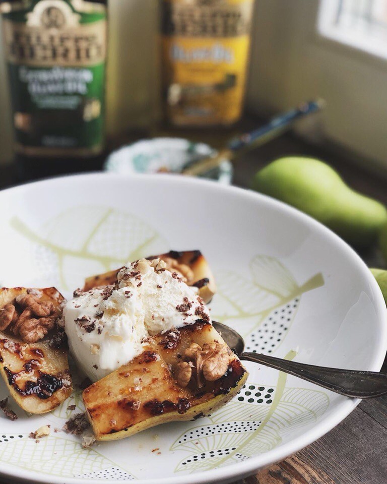 Порежьте грушу пополам, вырежьте серединку. Обжарьте на оливковом масле с двух сторон, добавьте чайную ложку апельсинового джема с цедрой. Убавьте огонь, накройте крышкой и потомите 2 мин...