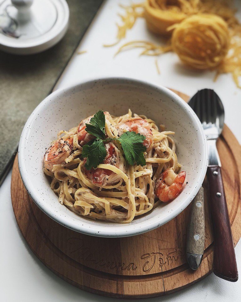 Поставьте воду на огонь, посолите и подождите пока закипит (в это время делайте все остальное), положите пасту в воду. Очистите креветки от панциря, удалите кишечную вену.
Обжарьте мелко...