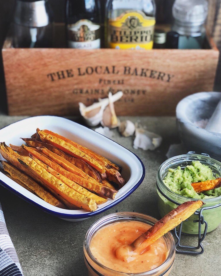 Фри из батата:

порежьте дольками, посолите, поперчите и смажьте оливковым маслом.
Отправьте в духовку при 180 градусах на 44-50 минут в зависимости от размера кусочков.