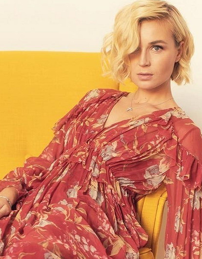 Полина Гагарина показала идеальный фасон платья для девушек невысокого роста