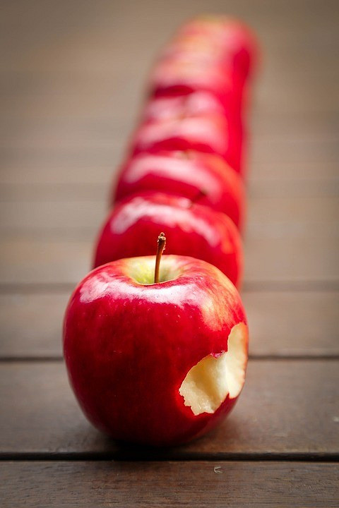 Одно среднее яблоко весит примерно 180 г. 100 г яблока содержат 52 ккал, 86% воды, 0,3 г белков, 13,8 г углеводов, 0,2 г жиров.

В состав углеводов входит 10,4 г сахара (из которых 5,9 г...
