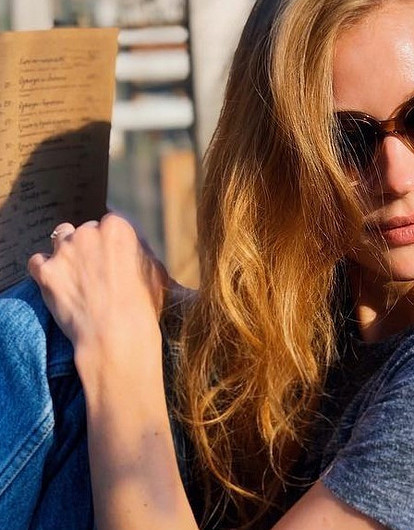 «Нельзя быть такой идеальной»: Светлана Ходченкова взорвала сеть фотографией в купальнике