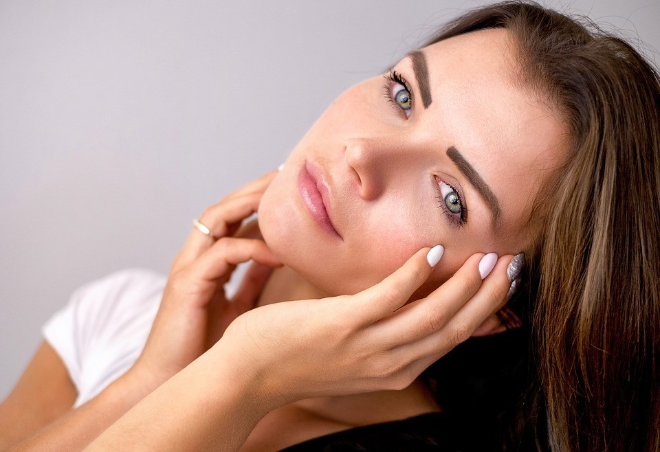 Какую чистку выбрать у косметолога: советы для жирной, сухой и пористой кожи