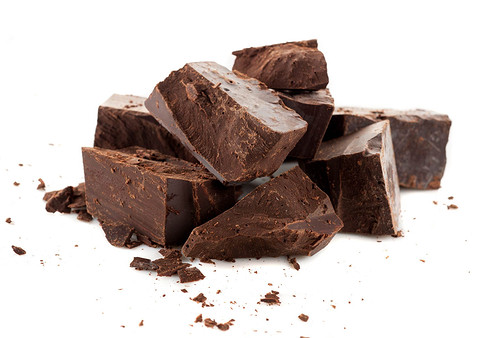 Шоколад — это еще один продукт, с которым черный кофе раскрывает свой букет. Молочный и с наполнителями - не вариант: выбирай «ремесленный» шоколад,  про качество и натуральность ингредие...